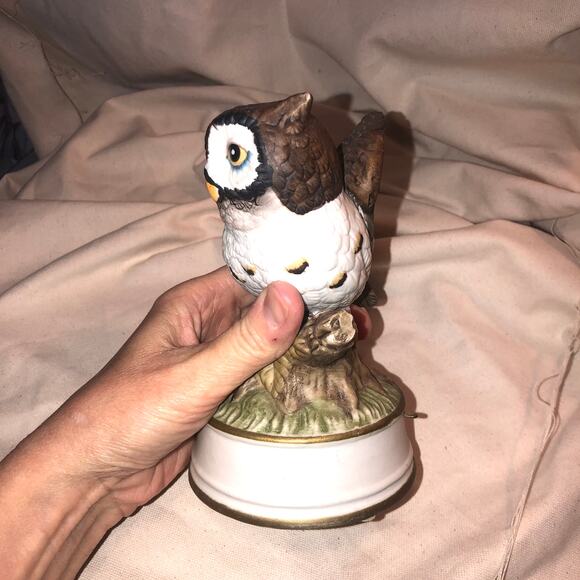 Vintage Owl Music Box Figurine Plays Some Enchanted Evening - Picture 4 of 7